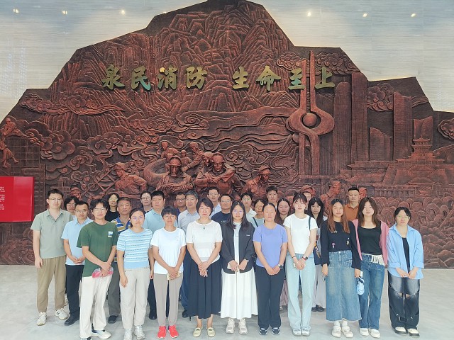 探秘“火焰蓝”，筑牢“安全墙”——生物学部师生零距离体验消防实战课